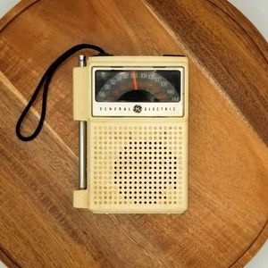 White GE Transistor radio, model 7-2517.